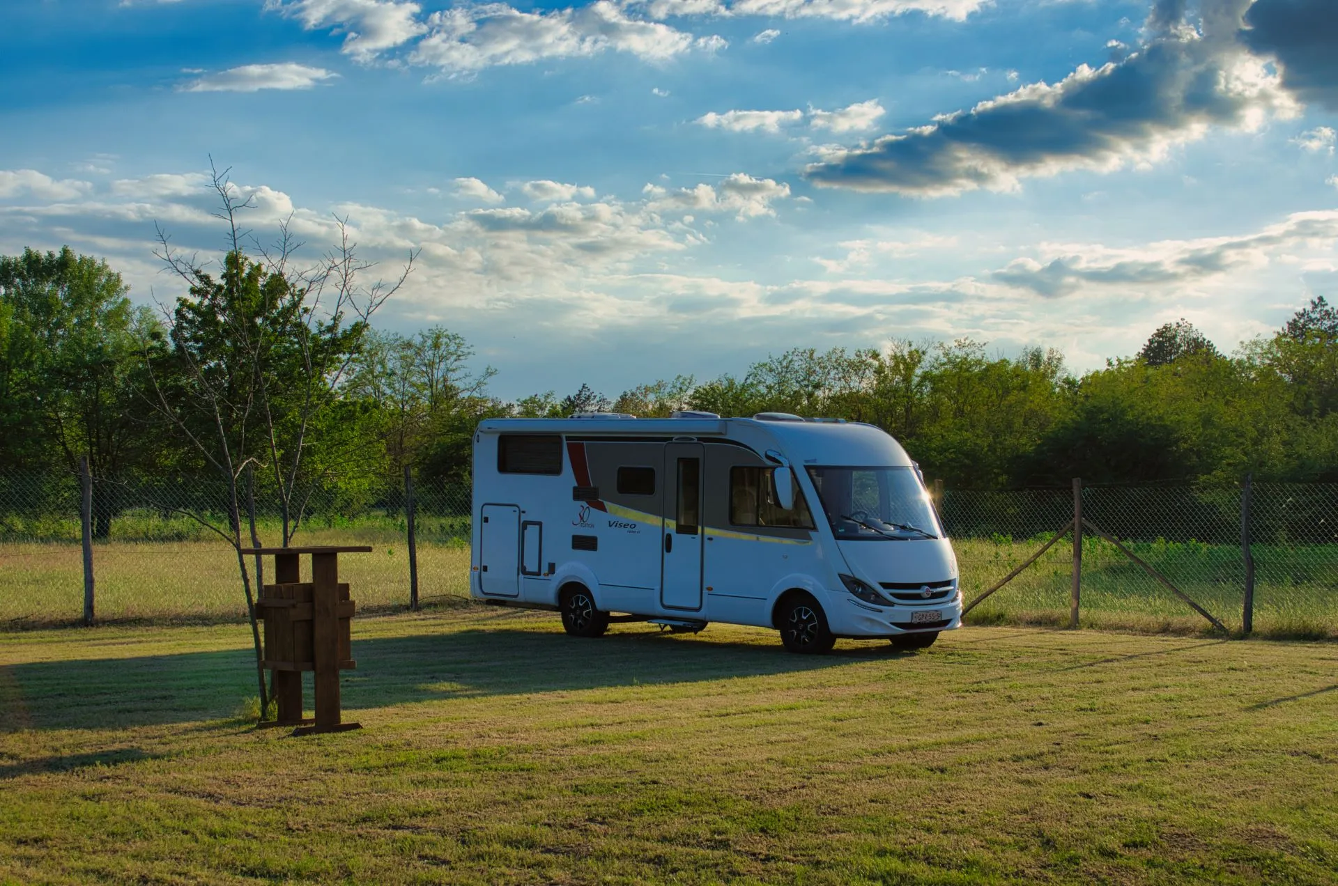 Camper op de puszta in de avondzon